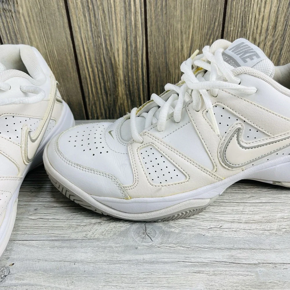 Nike Women City Court Low Top White Sneakers Size 9.5 White Silver Athletic
